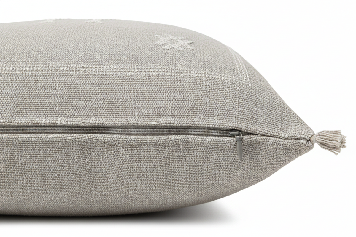 Housse de coussin Sabra gris lin et broderies blanc cassé — soie de cactus fait main Maroc
