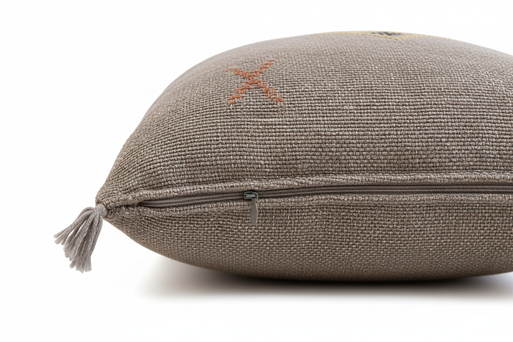 Housse de coussin Sabra taupe et broderies — soie de cactus artisanat marocain fait main